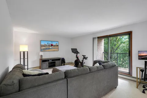 $189,900 | 5607 Green Cir Drive, Unit 210, Minnetonka, MN 55343