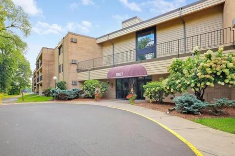 $189,900 | 5607 Green Cir Drive, Unit 210, Minnetonka, MN 55343