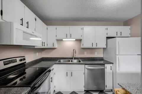 $189,900 | 5607 Green Cir Drive, Unit 210, Minnetonka, MN 55343