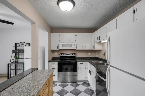 $189,900 | 5607 Green Cir Drive, Unit 210, Minnetonka, MN 55343