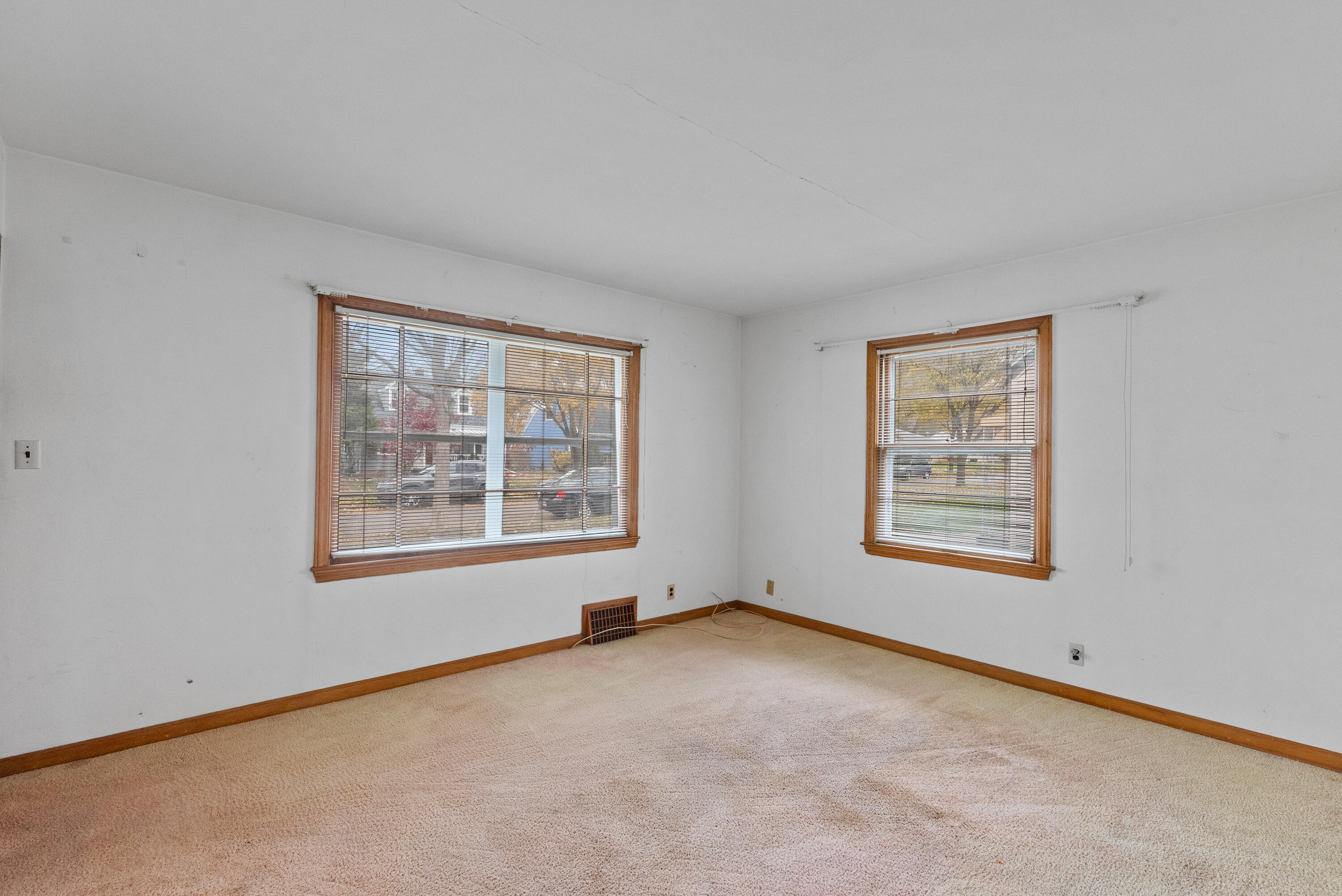 3553 South Herman Street Milwaukee, WI 53207 - Photo 4 of 20 Living Room