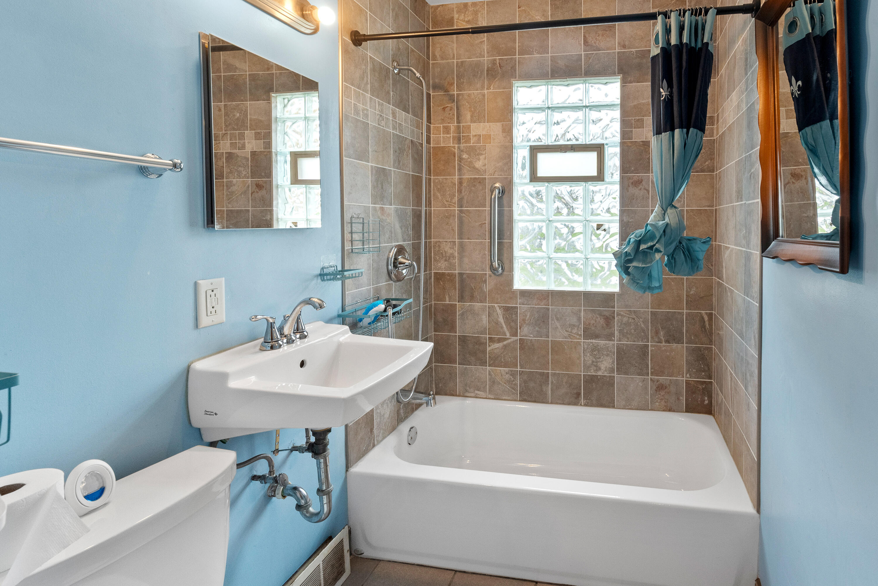 3553 South Herman Street Milwaukee, WI 53207 - Photo 5 of 20 Main Bathroom