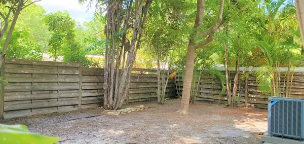 $2,000 | 2541 Floyd Street, Sarasota, FL 34239