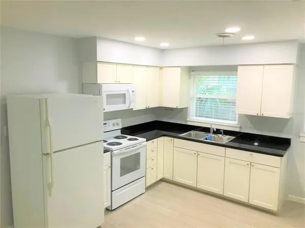 $2,000 | 2541 Floyd Street, Sarasota, FL 34239