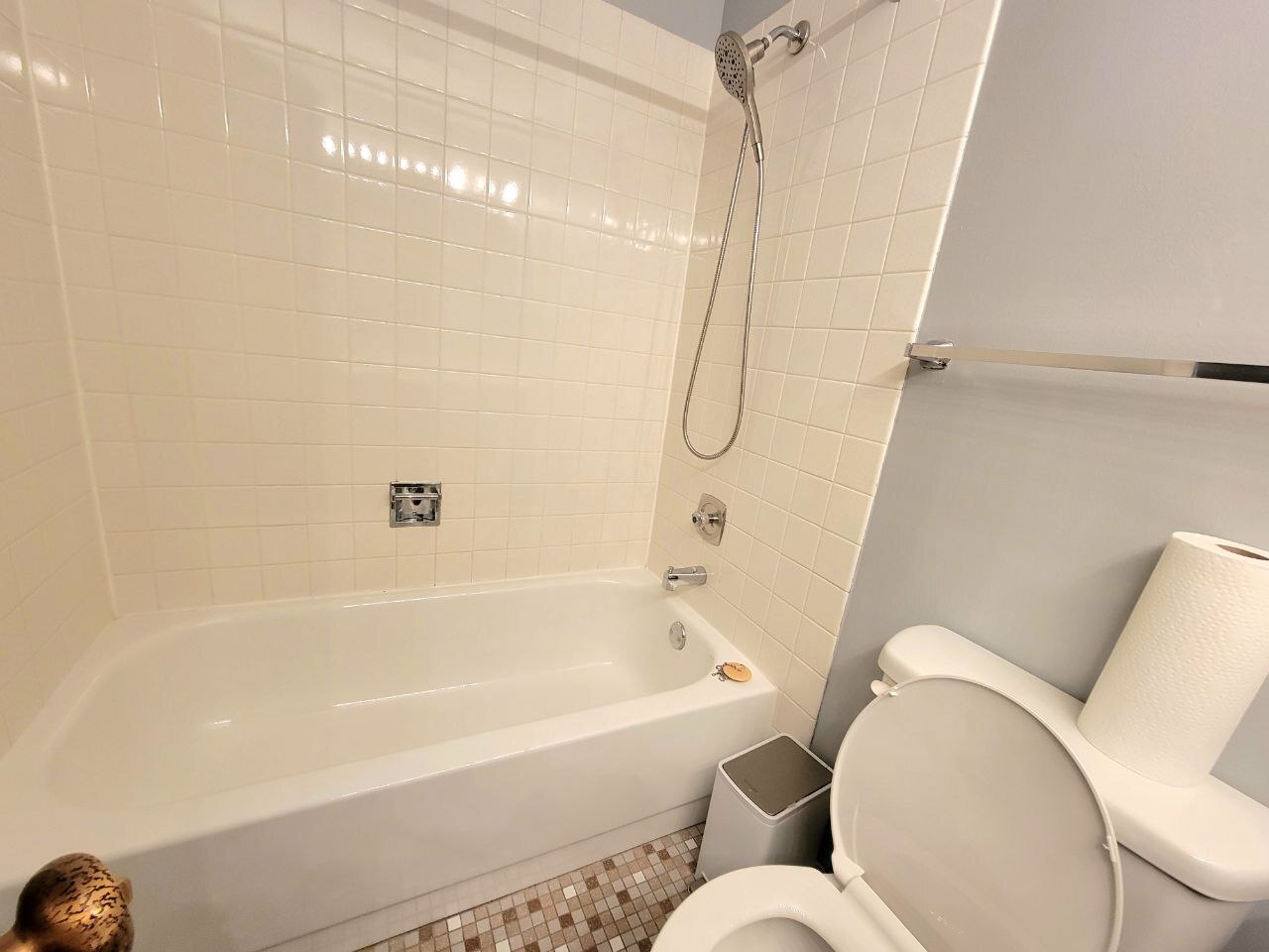 4730 Calvert Drive, Unit B1 Rolling Meadows, IL 60008 - Photo 21 of 23 a bathroom with a bathtub and a shower