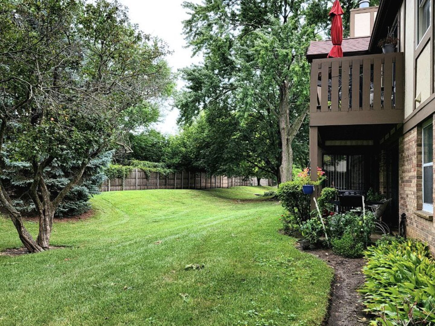 4730 Calvert Drive, Unit B1 Rolling Meadows, IL 60008 - Photo 3 of 23 a view of backyard of house with green space