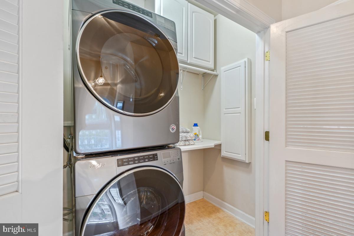 4091 River Forth Drive Fairfax, VA 22030 - Photo 20 of 32 a utility room with dryer and washer