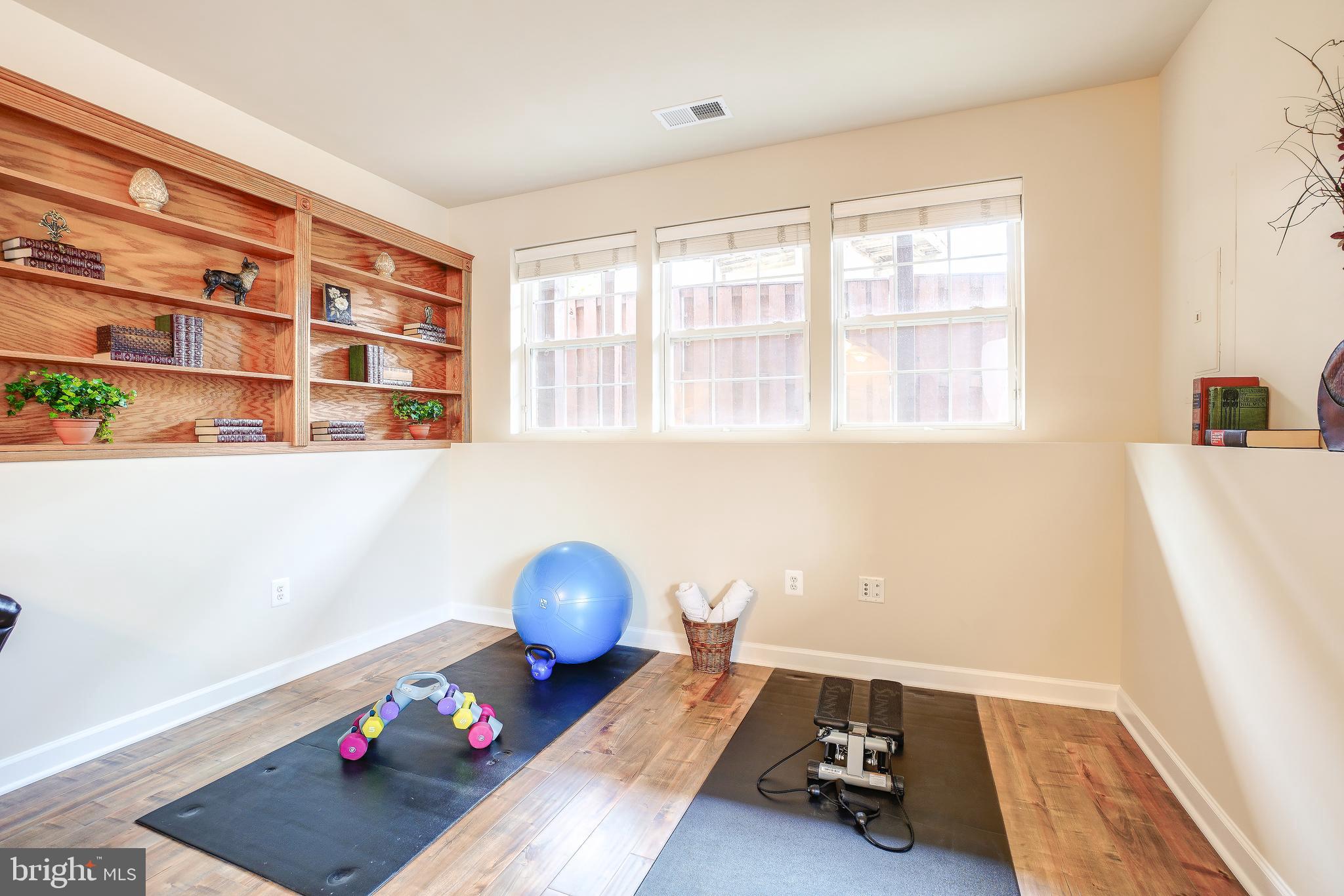 4091 River Forth Drive Fairfax, VA 22030 - Photo 28 of 32 a room with furniture and a window