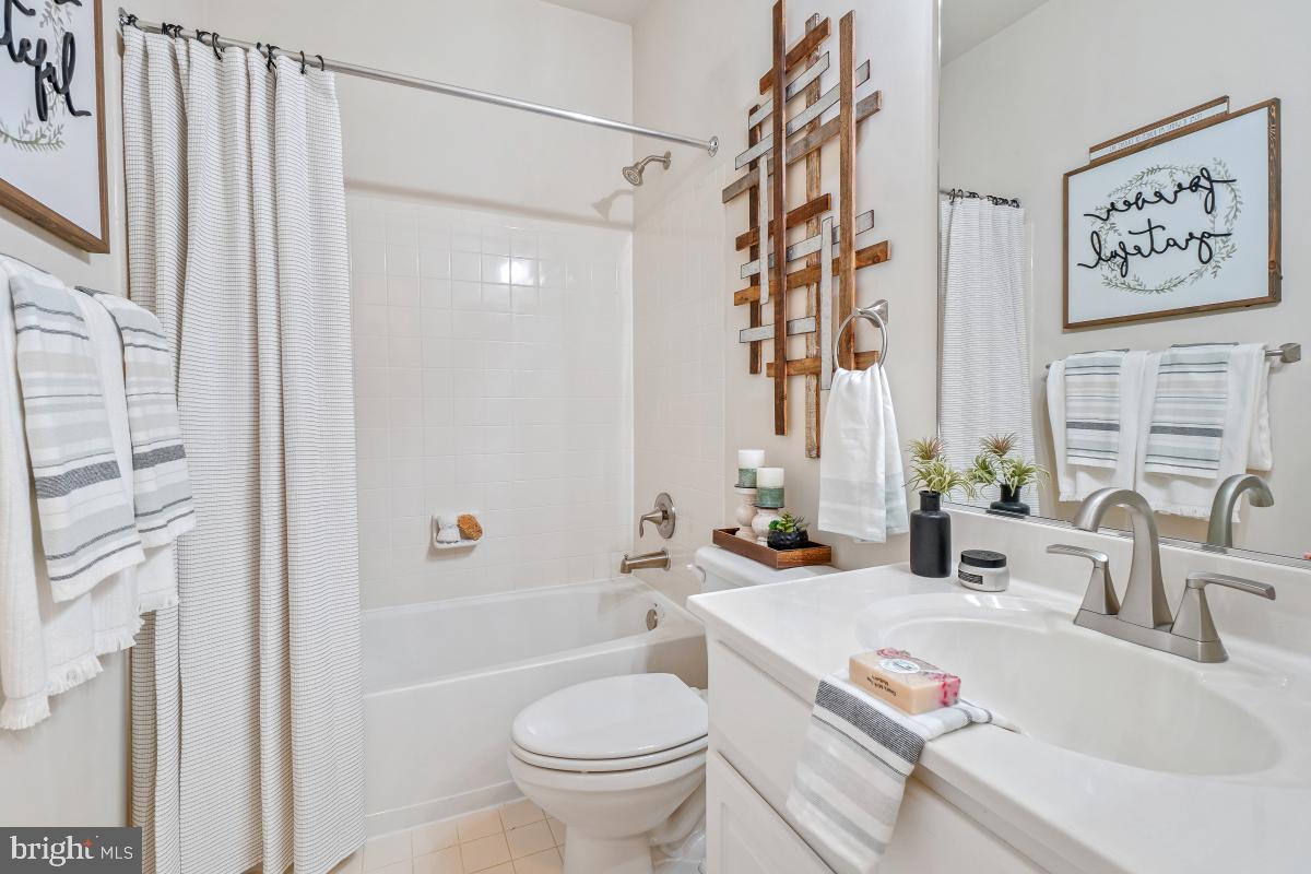 4091 River Forth Drive Fairfax, VA 22030 - Photo 30 of 32 a bathroom with a sink a toilet and a bathtub