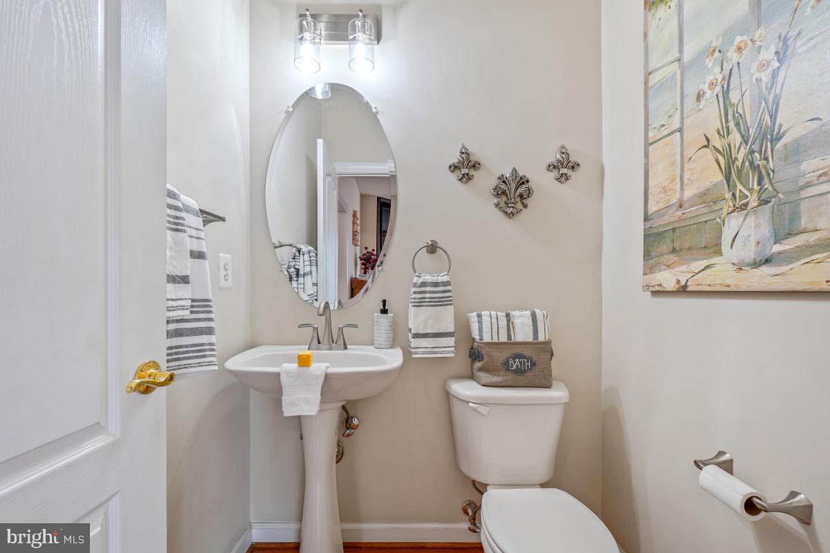 4091 River Forth Drive Fairfax, VA 22030 - Photo 8 of 32 a bathroom with a sink a toilet and a mirror