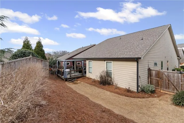 a view of a backyard