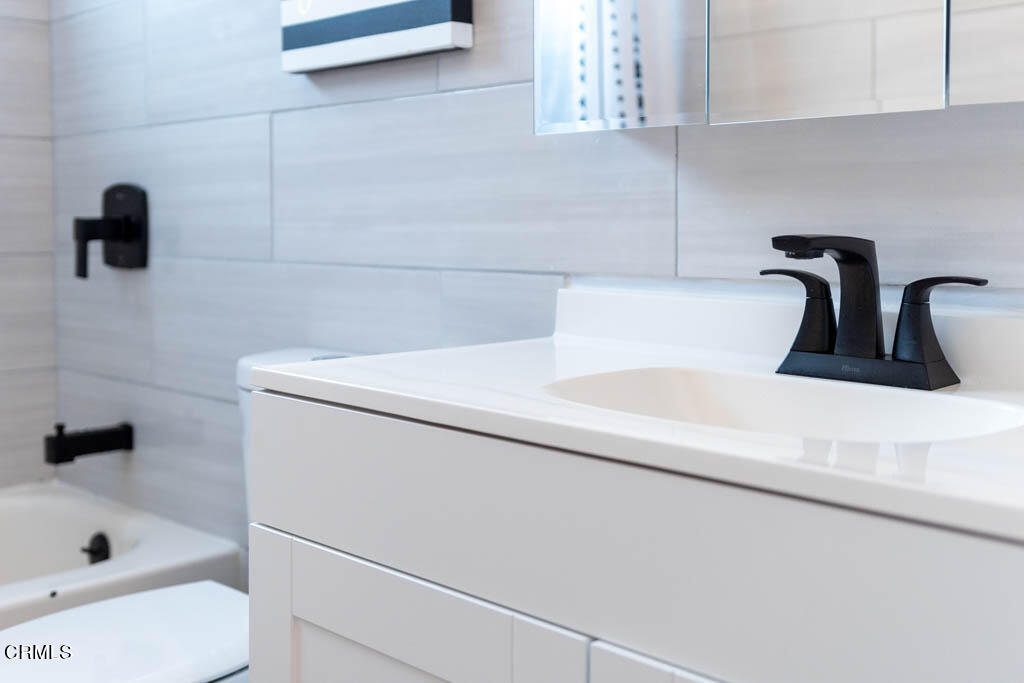 9195 Harvard Street Rancho Cucamonga, CA 91730 - Photo 15 of 37 a bathroom with a bathtub