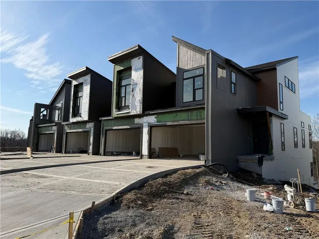 $629,000 | 9305 Aminda Street, Lenexa, KS 66227