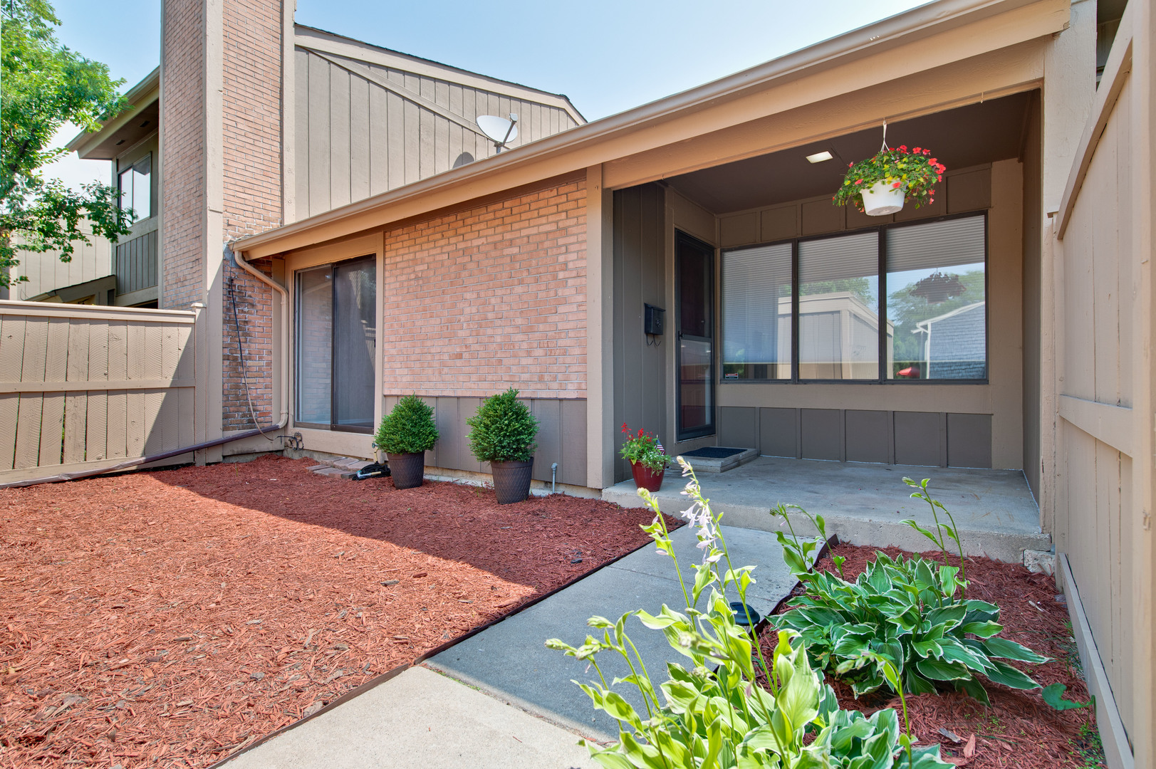 627 Acadia Court Roselle, IL 60172 - Photo 2 of 26