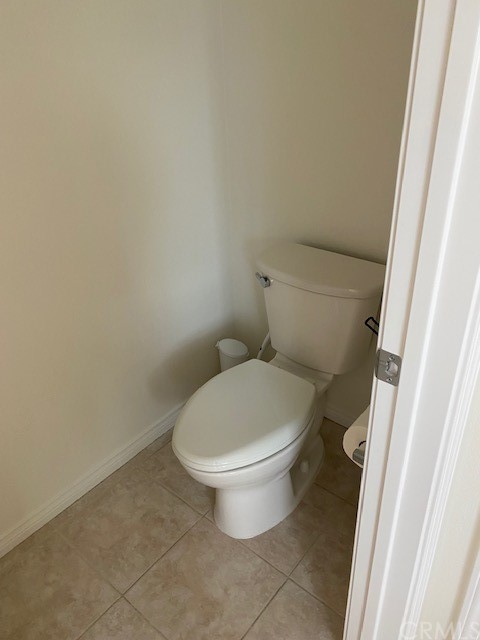 65 Ashford Irvine, CA 92618 - Photo 25 of 45 a white toilet sitting next to a small window