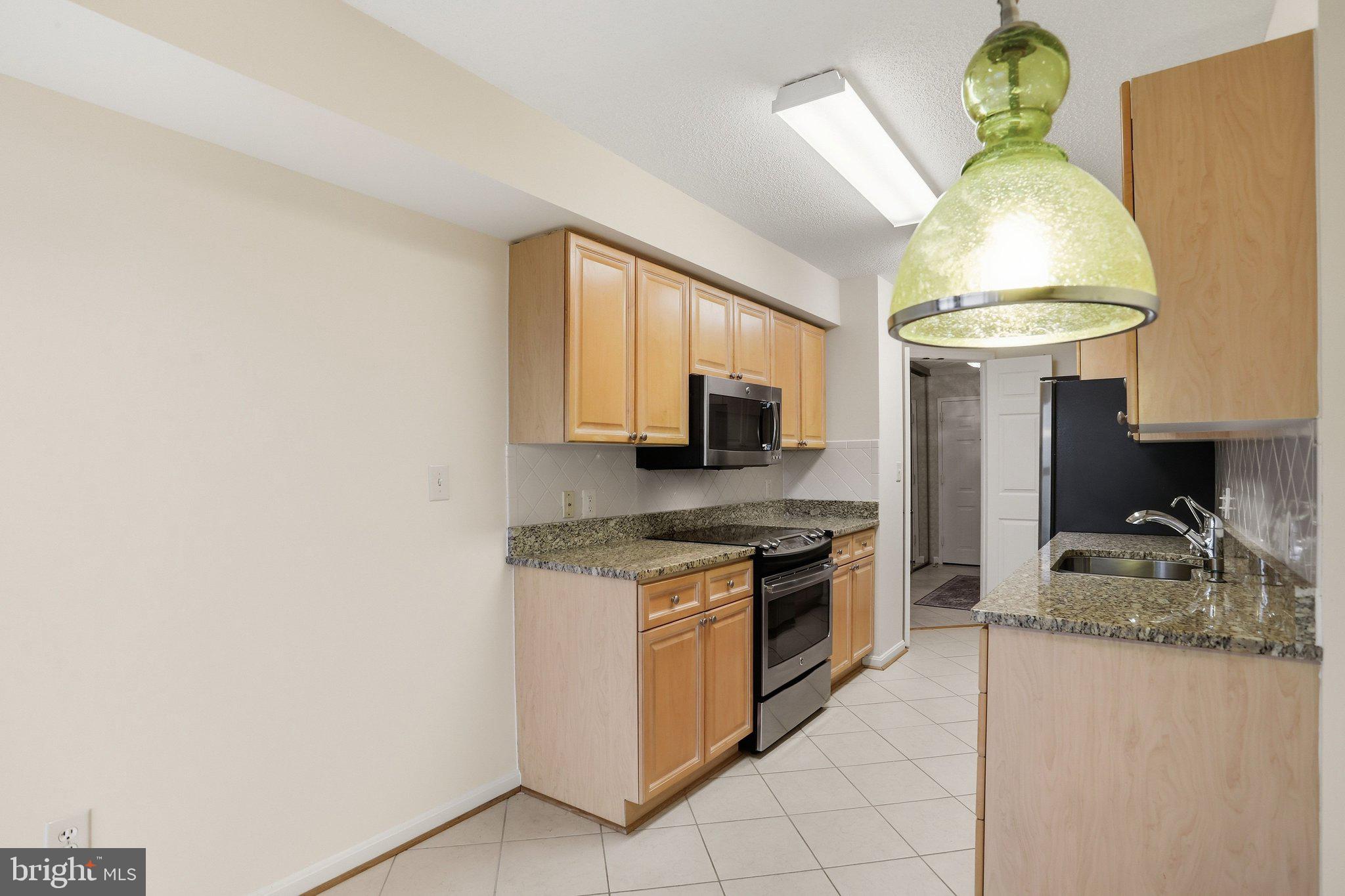 19385 Cypress Ridge Terrace, Unit 510 Leesburg, VA 20176 - Photo 8 of 58 Eat-in kitchen area