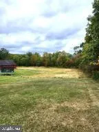 a view of a big room with a big yard