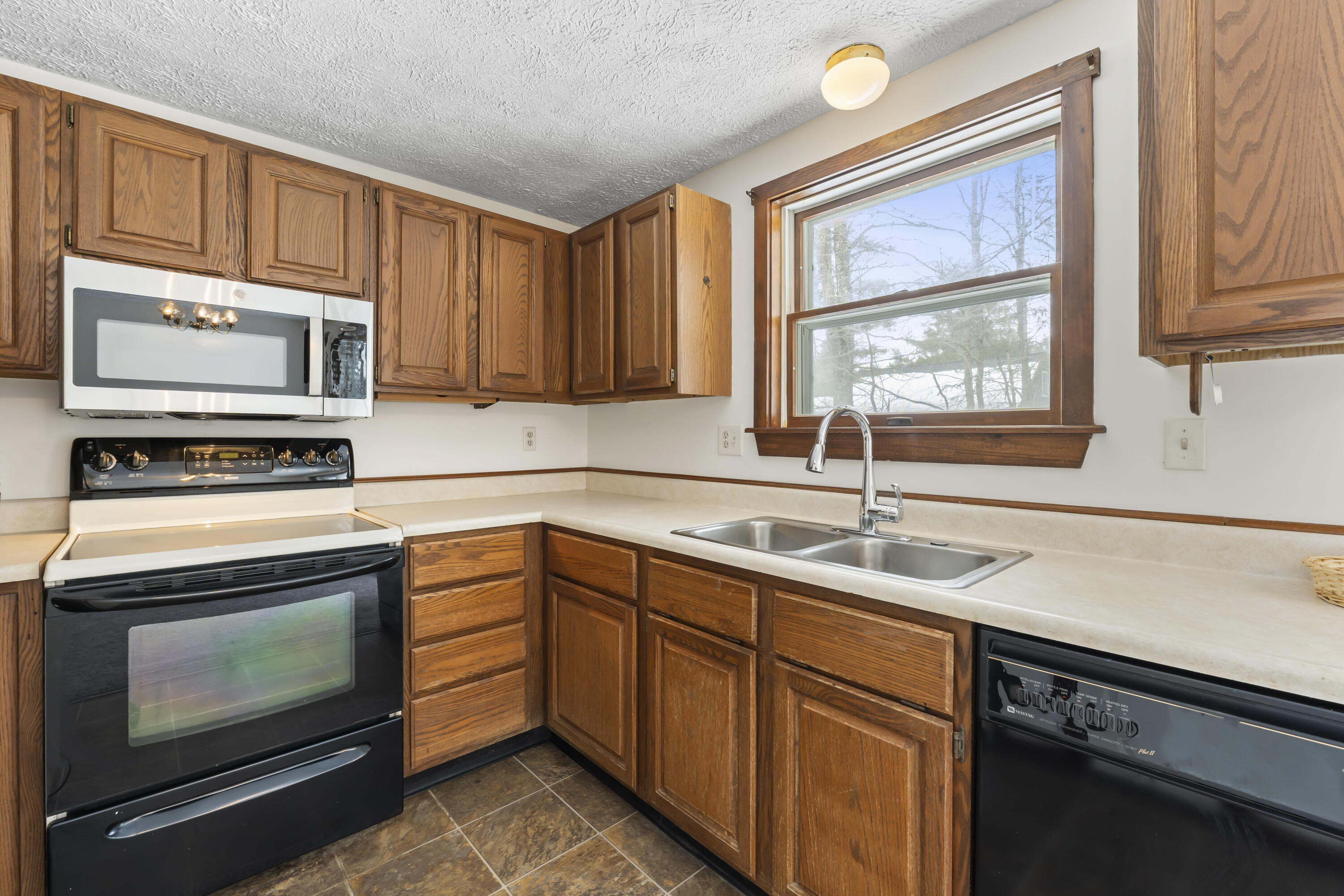 61 Ward Circle, Unit 61 Brunswick, ME 04011 - Photo 17 of 55 Kitchen appliances and window