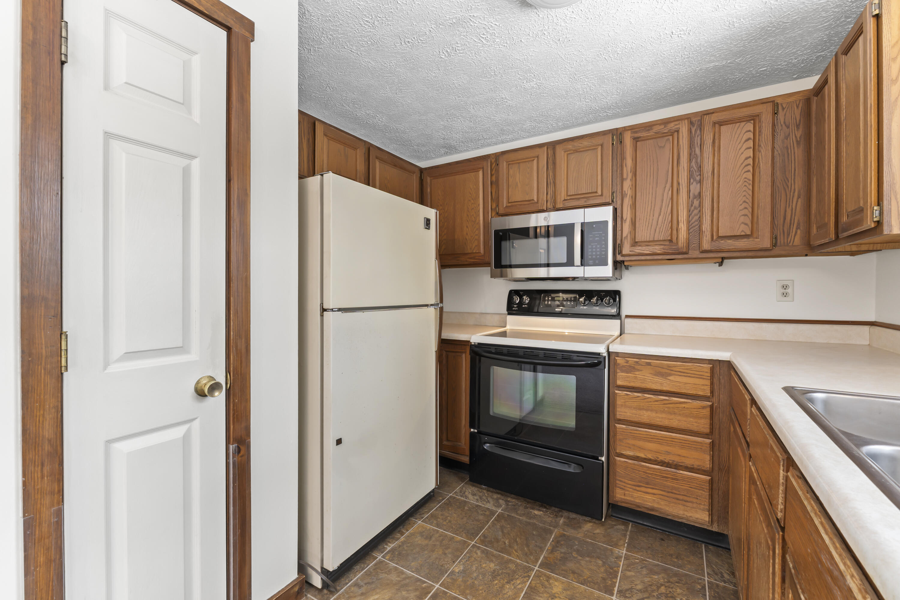 61 Ward Circle, Unit 61 Brunswick, ME 04011 - Photo 18 of 55 Kitchen with pantry closet