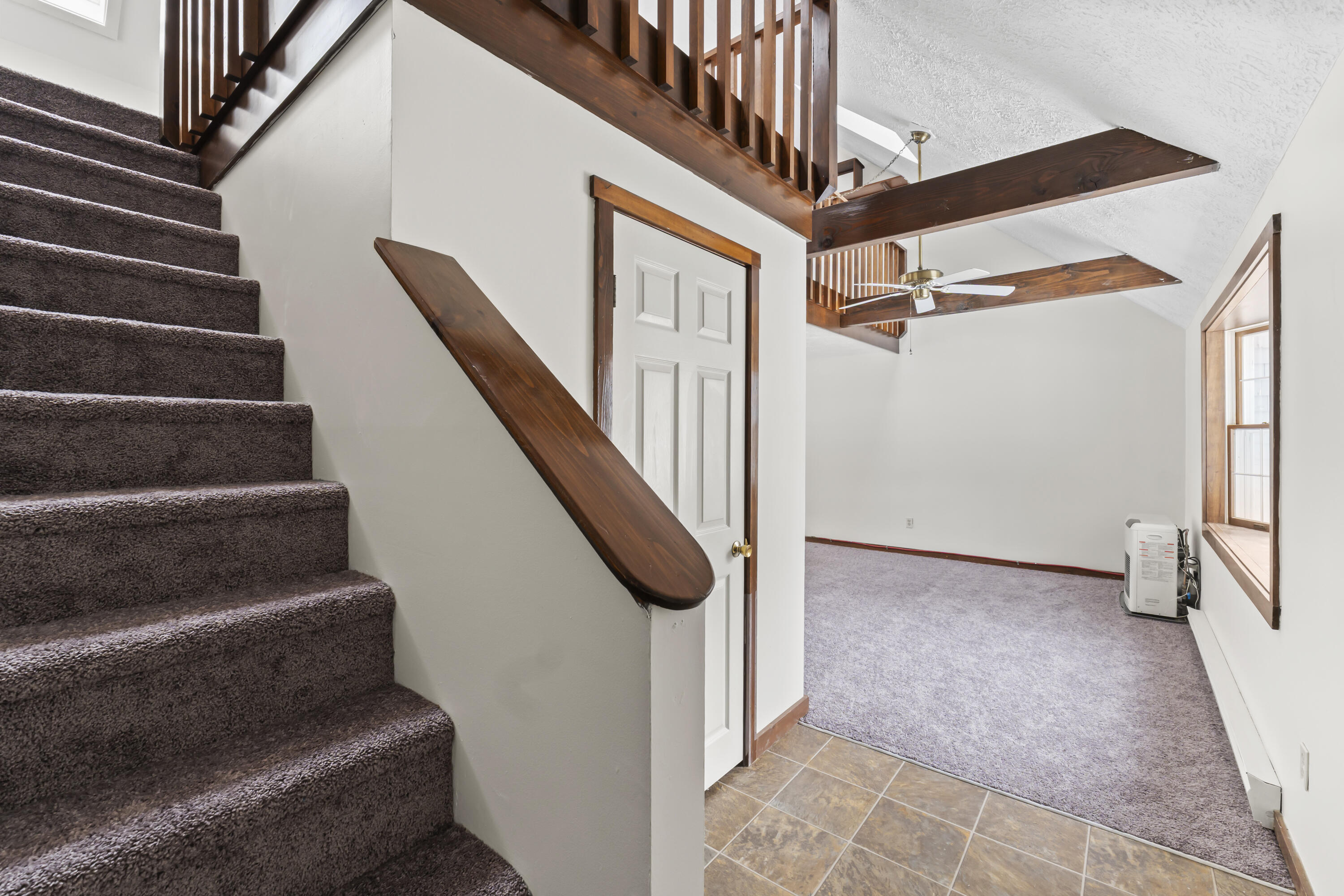 61 Ward Circle, Unit 61 Brunswick, ME 04011 - Photo 30 of 55 Entryway staircase