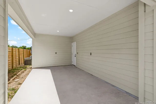 a view of a big room with closet