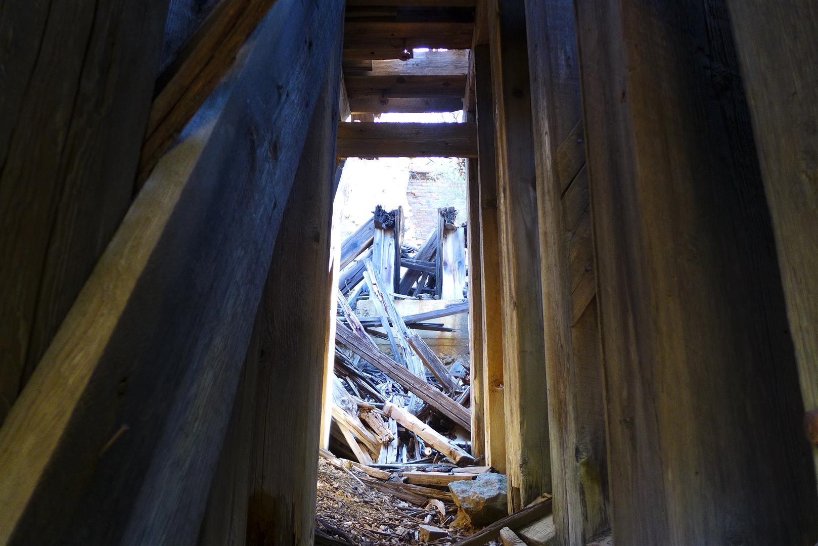 Ca-299 Oak Run, CA 96069 - Photo 24 of 34 a view of a wardrobe