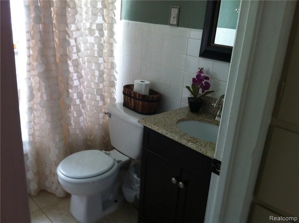 412 West Webster Road Royal Oak, MI 48073 - Photo 16 of 21 Full Bath - pic 2.jpg