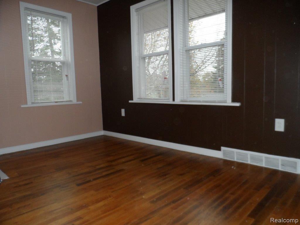 35 Oneida Street Pontiac, MI 48341 - Photo 14 of 28 6. Front Right Bedroom (1)