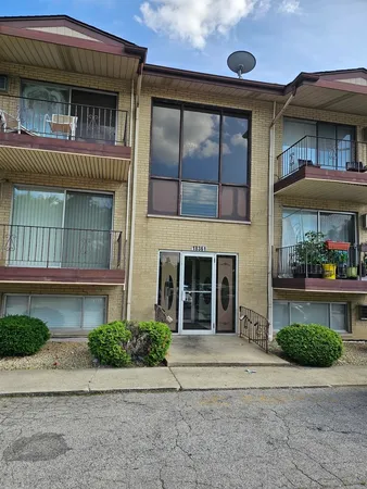 $112,000 | 18361 Glen Oak Avenue, Unit 1B, Lansing, IL 60438