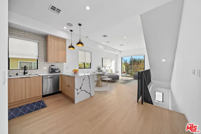 $4,795 | 13841 Burbank Boulevard, Los Angeles, CA 91401