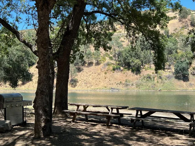 a view of a big room with closet and windows