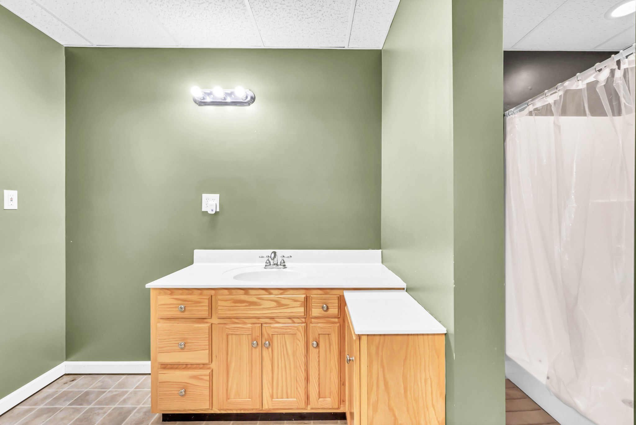 2753 Jarrell Ridge Road Clarksville, TN 37043 - Photo 40 of 80 a bathroom with a sink and a mirror