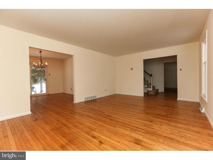 1648 Jarrettown Road Dresher, PA 19025 - Photo 5 of 18 Living Room