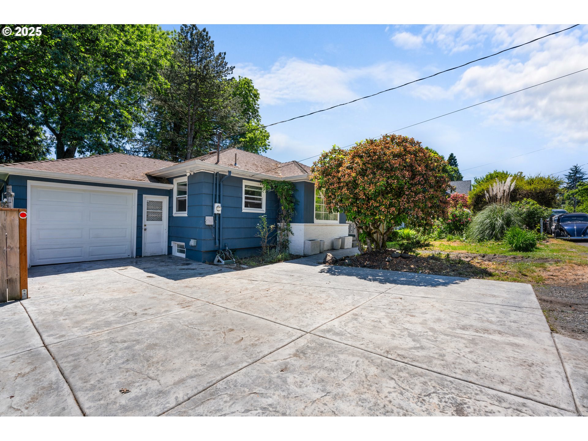 2316 Southwest Troy Street Portland, OR 97219 - Photo 3 of 32 Gallery Image 3