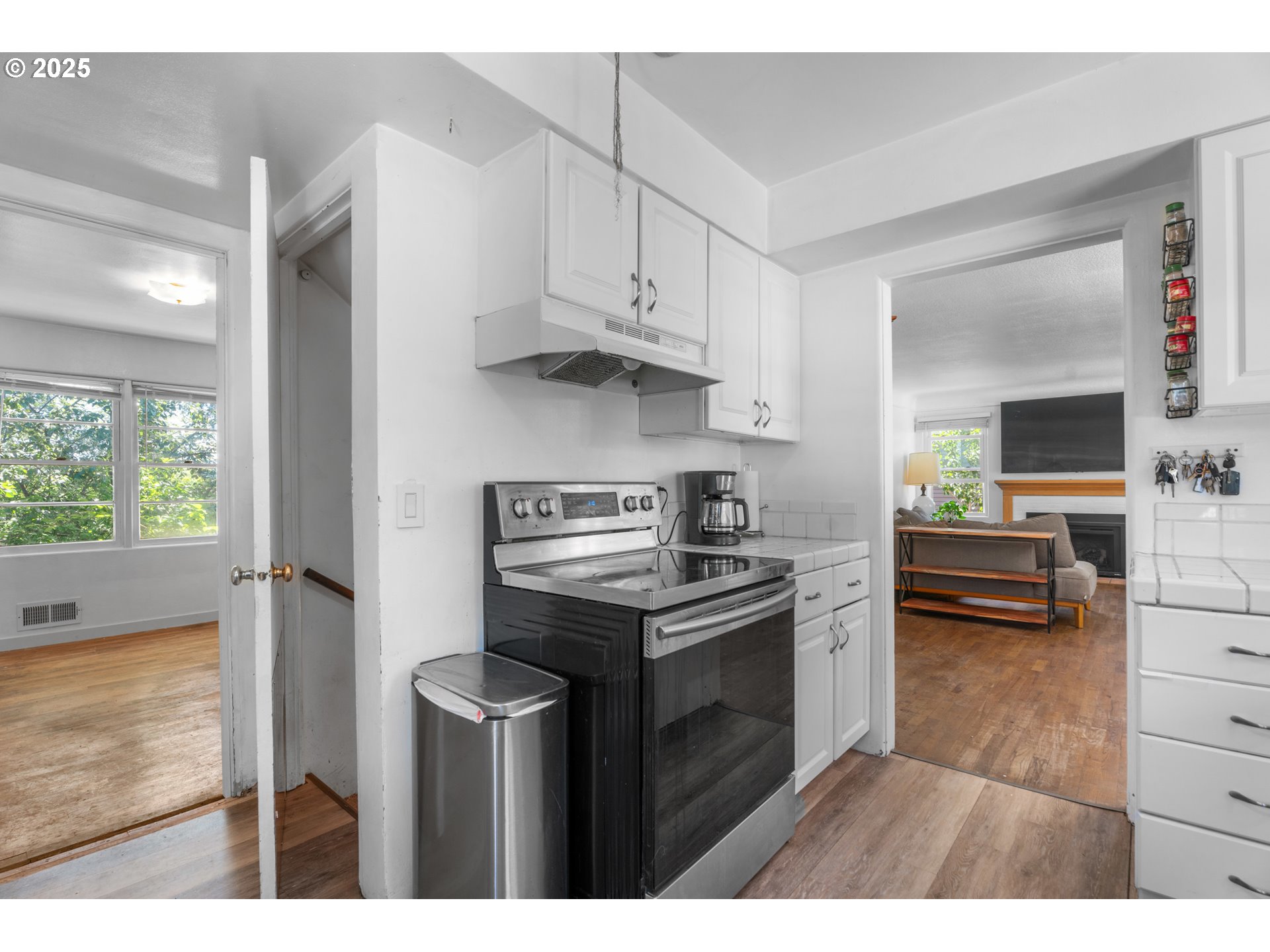 2316 Southwest Troy Street Portland, OR 97219 - Photo 10 of 32 Gallery Image 10