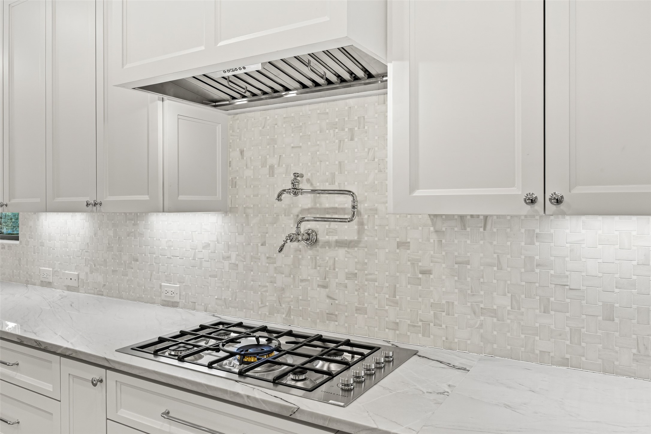 5658 Del Monte Drive Houston, TX 77056 - Photo 9 of 35 a kitchen with a stove and a white cabinet