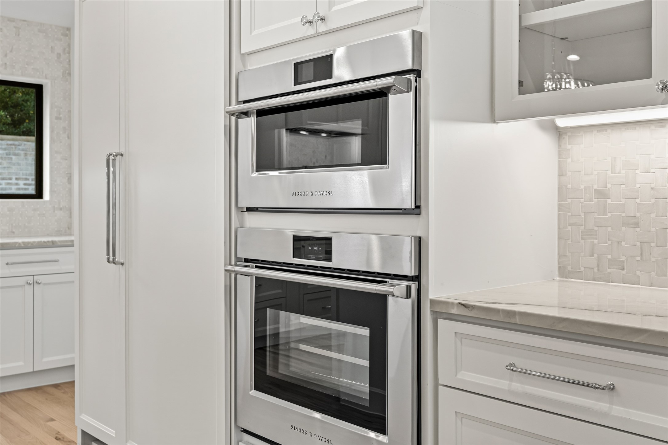 5658 Del Monte Drive Houston, TX 77056 - Photo 11 of 35 a stove top oven sitting inside of a kitchen