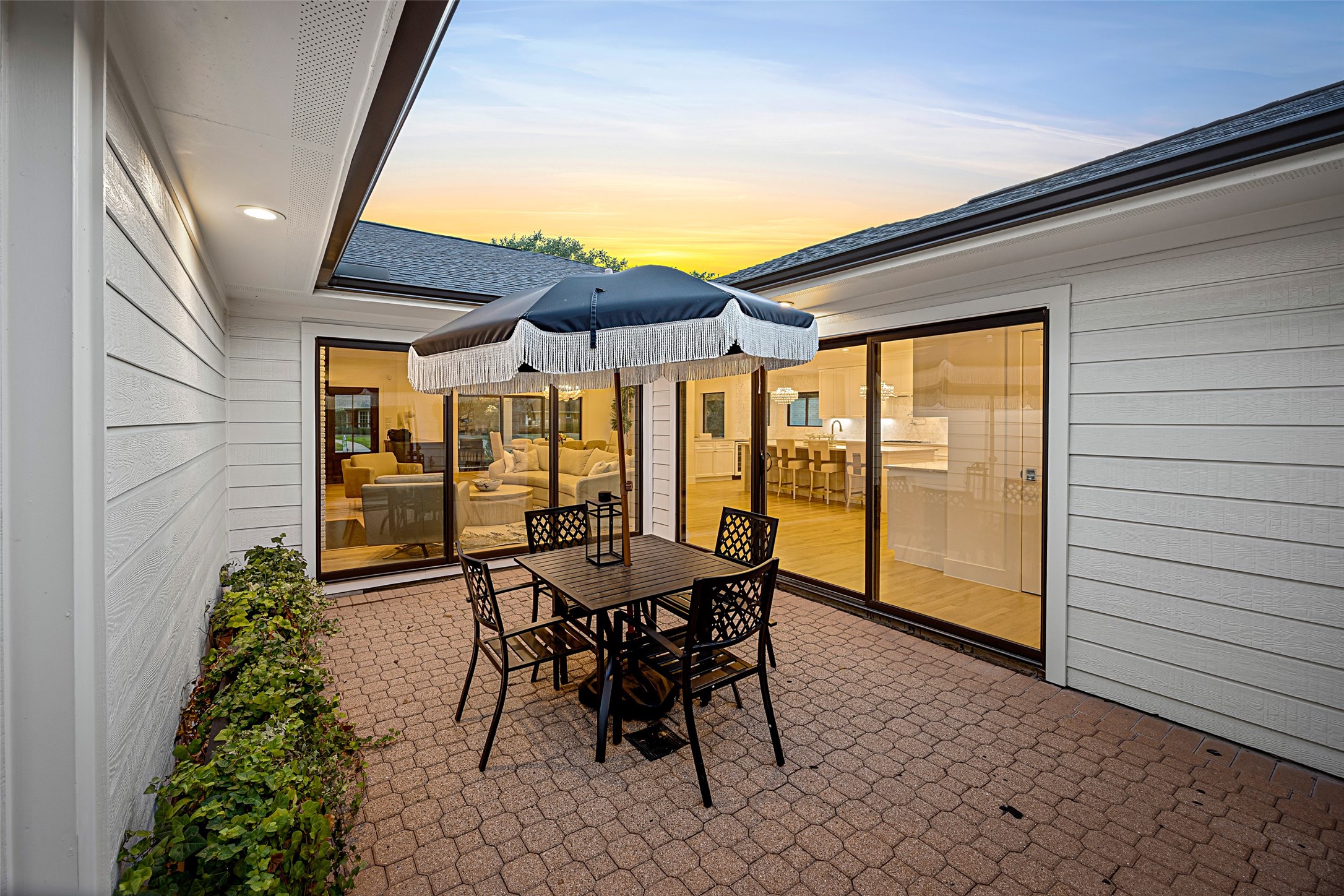 5658 Del Monte Drive Houston, TX 77056 - Photo 29 of 35 a patio with table and chairs and potted plants