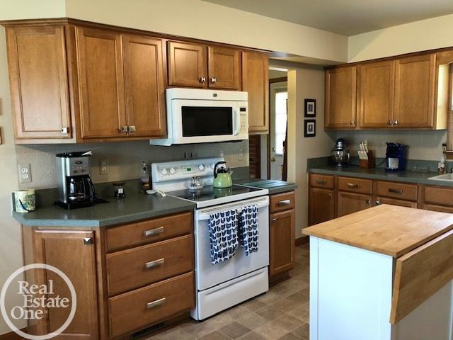742 Sperry Road Allenton, MI 48002 - Photo 30 of 59 50019044-29.JPG