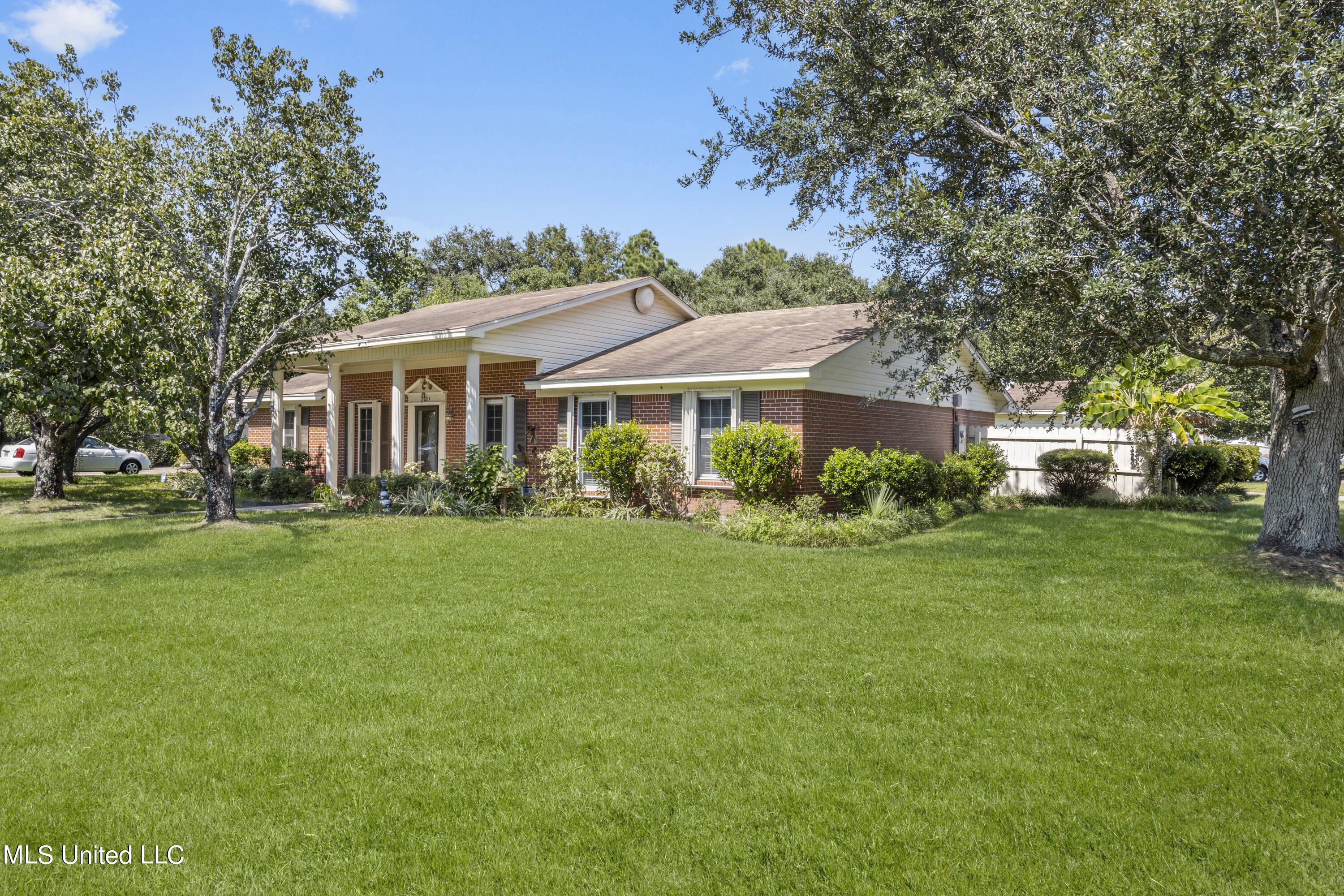 3223 Nottingham Road Ocean Springs, MS 39564 - Photo 2 of 24 002