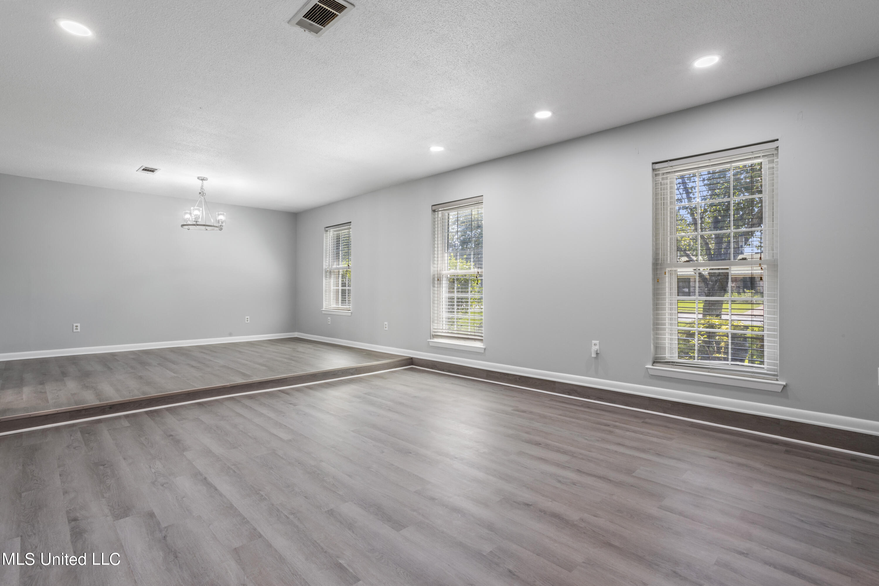 3223 Nottingham Road Ocean Springs, MS 39564 - Photo 5 of 24 005