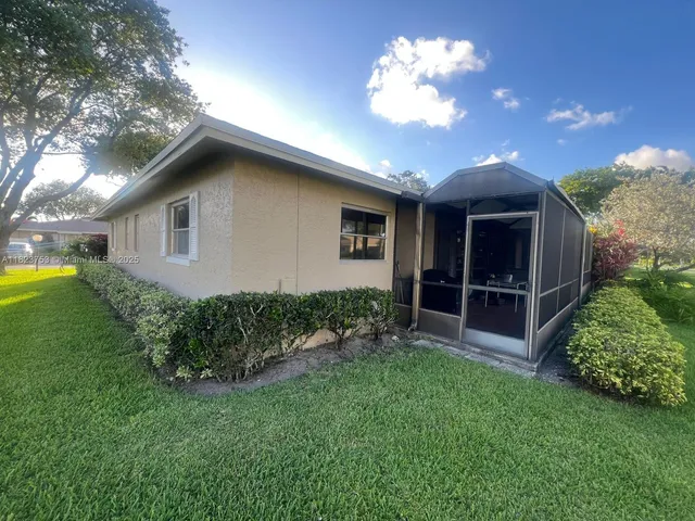 a view of an house with backyard and garden