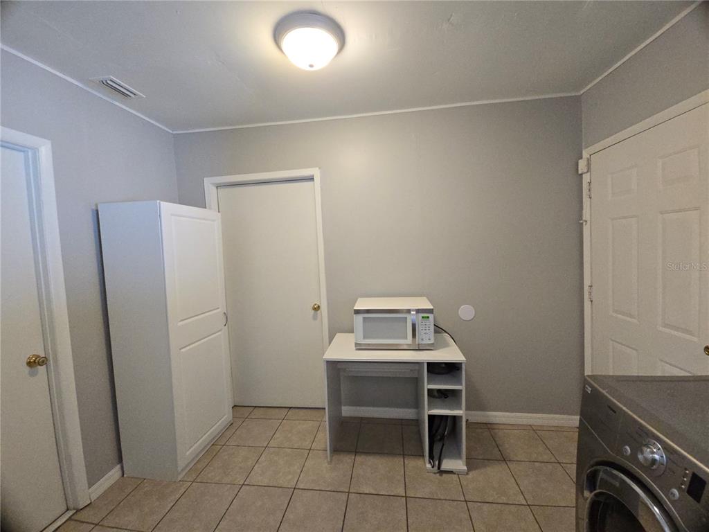 1839 Salem Road, Unit B Lakeland, FL 33803 - Photo 5 of 24 a utility room with sink dryer and washer
