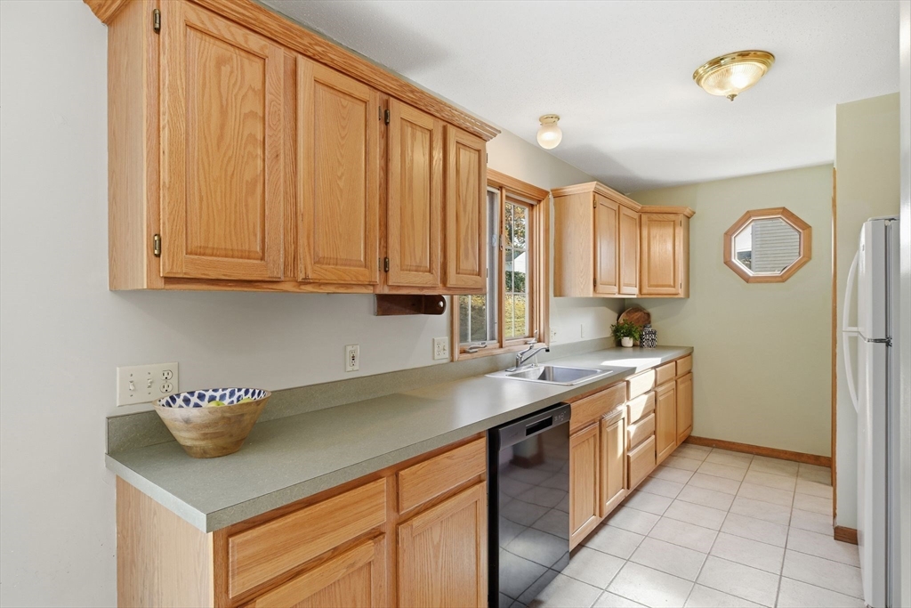 21 Lemnos Lane Springfield, MA 01119 - Photo 10 of 40