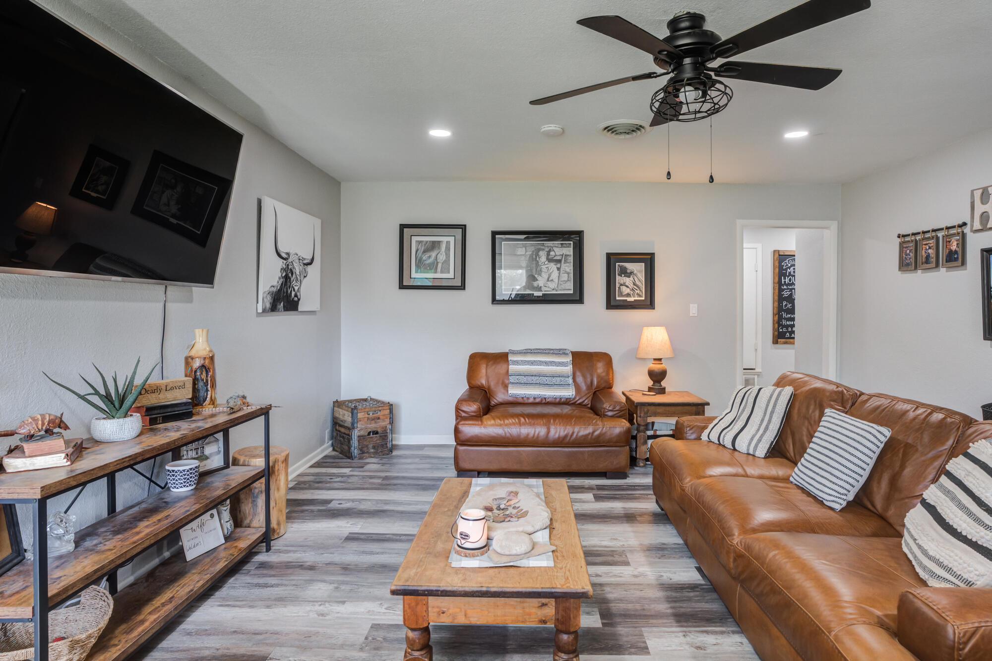 811 Borger Plainview, TX 79072 - Photo 8 of 32 811-Borger_Plainview-TX_5_Living-Room