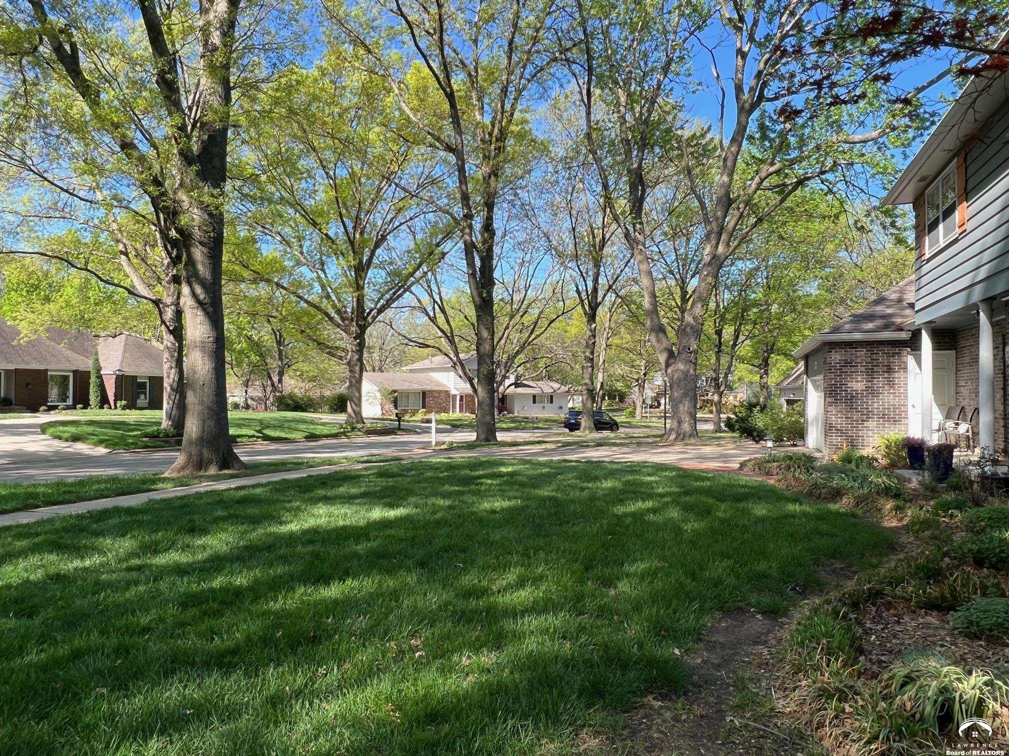 523 Pioneer Road Lawrence, KS 66049 - Photo 2 of 97