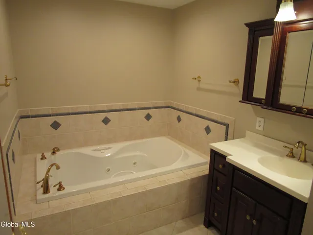 $365,000 | 28 Wedgewood Lane, Guilderland, NY 12186