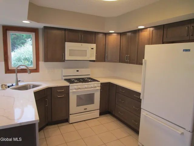 $365,000 | 28 Wedgewood Lane, Guilderland, NY 12186