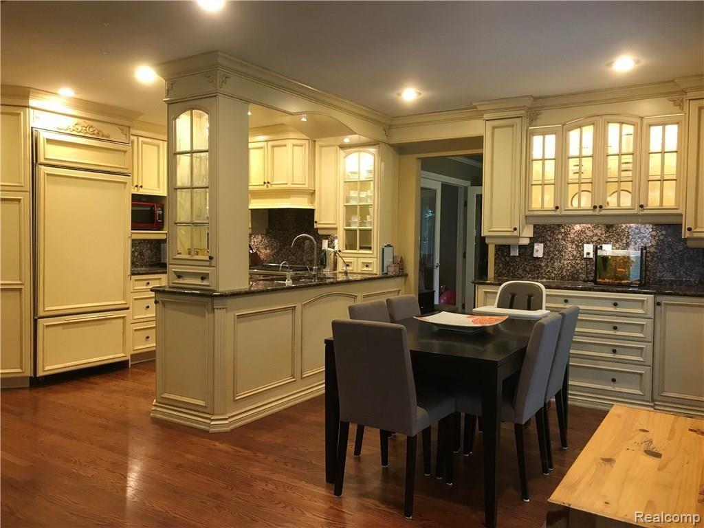 875 Hampton Circle Rochester Hills, MI 48307 - Photo 15 of 47