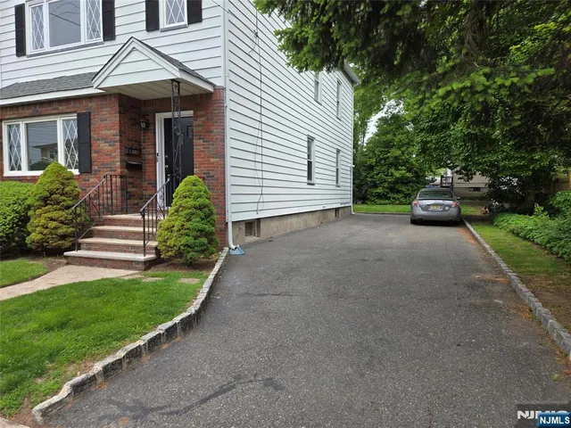 a view of a house with backyard and garden